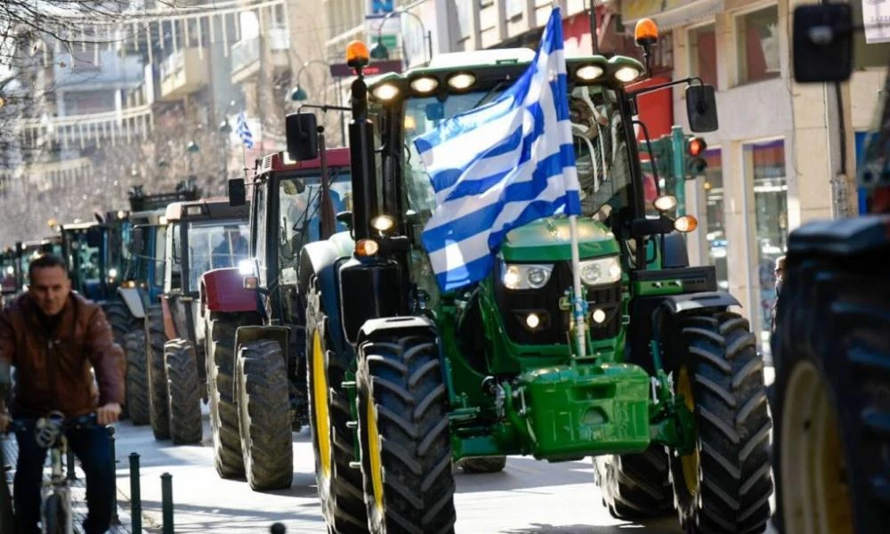 Ένταση με αγρότες κοντά στη Βουλή – Οι εικόνες που σπρώχνουν περιπολικό